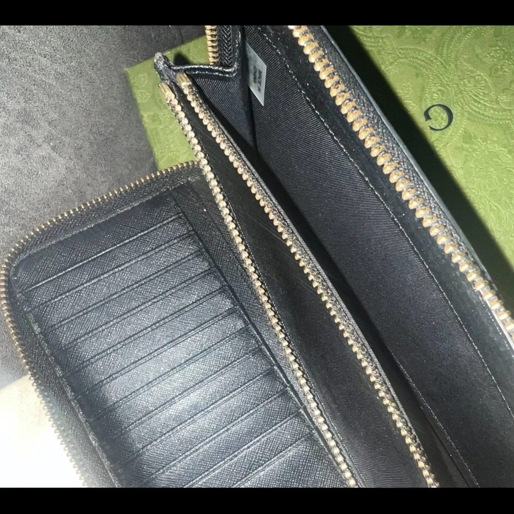 Tory Burch Black Zip-Around Leather Wallet Like new